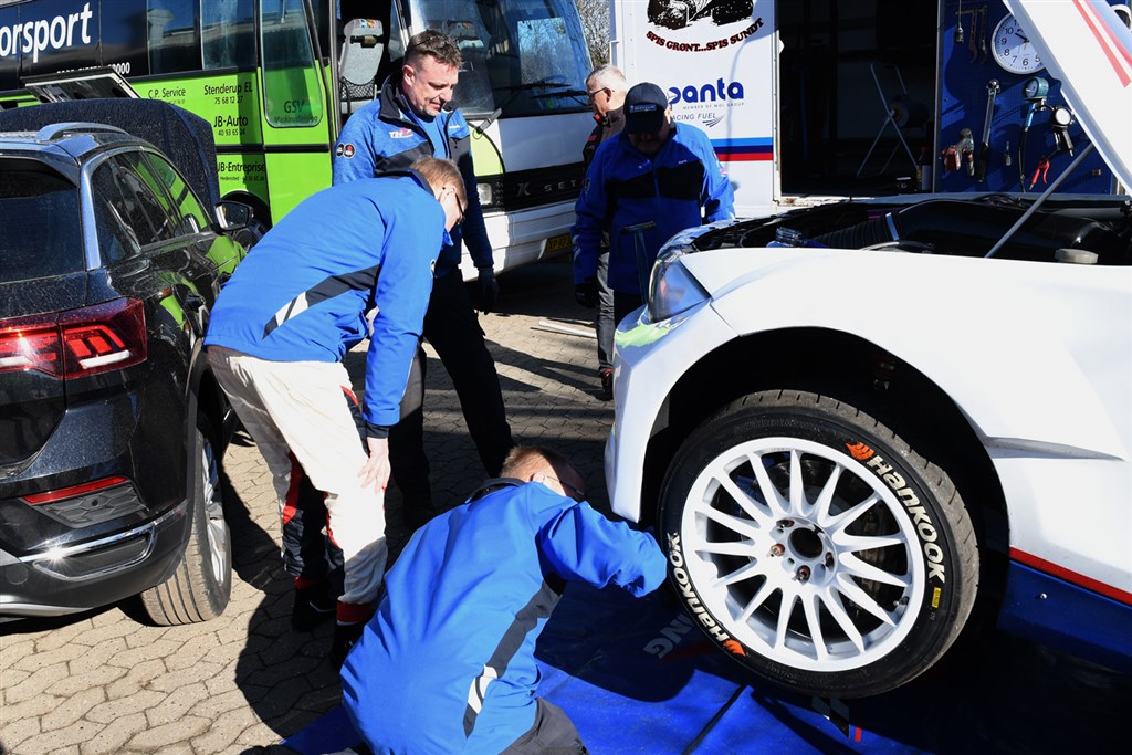 I weekenden blev der med Ollerup Maskinfabrik i centrum varmet op til sæsonstarten med rallytest ved Slagelse, og de sidste detaljer på bilerne blev rettet. Her er det John Frederiksen og Thomas Holm Hansen, Herlufmagle/Næstved, som skifter tandstang på deres nye BMW M3.
(Foto: Morten Dam/Specialpressen)